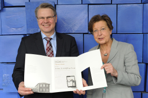 Rektorin Prof. Dr. Ursula Nelles dankte Generalsekretr Dr. Heinrich Bottermann fr das Engagement der Deutschen Bundesstiftung Umwelt zugunsten des Geomuseums.
