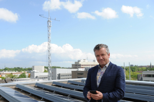Prof. Dr. Otto Klemm auf dem Dach der Geowissenschaften - im Hintergrund die neue Wetterstation