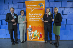 Vertreterinnen und Vertreter der Deutschen Bundesstiftung Umwelt und der WWU erffneten das Projekt "GirlsGo4Green".