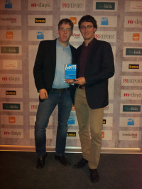 Die Wirtschaftsinformatik Studenten Stephan Volkeri (l.) und Jens Brunk nehmen den "Best-Mobile-Award" entgegen