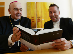 Bischof Felix Genn erhlt das Buch "Aggiornamento in Mnster. Rckblicke nach vorn" aus den Hnden von Dr. Jan Loffeld, wissenschaftlicher Assistent an der Universitt Mnster