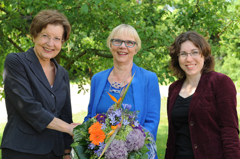 Rektorin Prof. Dr. Ursula Nelles (l.) und Projektkoordinatorin Dr. Nora Kluck (r.) begrten Hanna Scholle im Alumni-Club