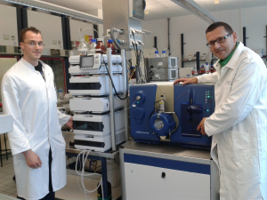 Prof. Dr. Hans-Ulrich Humpf (r.) mit Masterstudent Bernd Osteresch am neuen Massenspektrometer