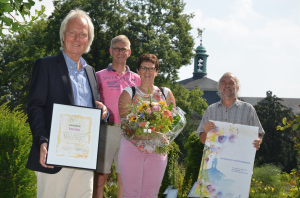 Franz-Joseph Witte (l.) und Herbert Voigt (r.) begrten die 100.000. Besucherin im Botanischen Garten, Helmie Kuypers, und ihren Mann Wim Kuypers.