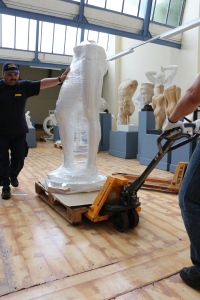 Die Skulpturen und Modelle, die das Archologische Museum in einer Halle gelagert hatte, mussten vorbergehend umziehen.