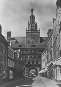 Postkarte vom Rathaus Emden in historischer Ansicht vor den Zerstrungen des 2. Weltkrieges
