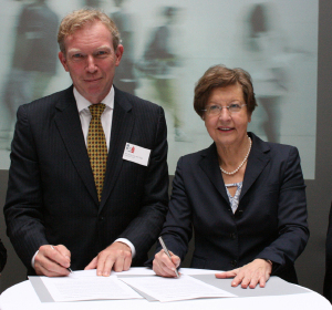 Prof. Ursula Nelles, Rektorin der Universitt Mnster, und Victor van der Chijs, Prsident der Universitt Twente, unterzeichneten in Mnster einen Kooperationsvertrag.