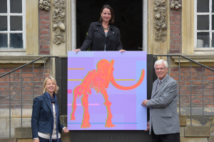 Die Mnsteranerin Sabine Thiel (Mitte) hat spezielle Bilder produziert, auf denen sie das Wahrzeichen des Geomuseums, das Ahlener Mammut, als Pop-Art-Projekt interpretiert.