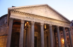 Das einst heidnische Pantheon in Rom (27/25 v. Chr. von Agrippa errichtet, heutige Ansicht unter Hadrian 120–125 n. Chr. entstanden)