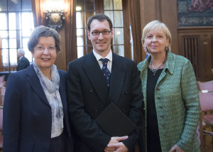 Prof. Dr. Benedikt Wirth mit Ministerprsidentin Hannelore Kraft (r.) und Rektorin Prof. Dr. Ursula Nelles bei der Feierstunde in Essen