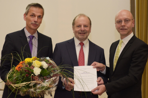 Prof. Dr. Franois Diederich (Mitte) nahm den Ernst-Hellmut-Vits-Preis von dem Vorsitzenden der Universittsgesellschaft, Dr. Paul-Josef Patt (r.), und Prorektor Prof. Dr. Jrg Becker (l.) entgegen.