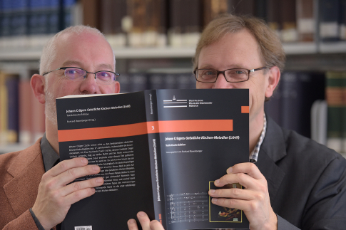 Der Herausgeber der Edition, Burkard Rosenberger, und Prof. Dr. Jrgen Heidrich vom Institut fr Musikwissenschaft der WWU prsentieren das Werk