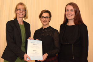 Prorektorin Prof. Dr. Cornelia Denz (l.) und Brcke-Leiterin Dana Jacob (r.) gratulierten Rana Siblini zum DAAD-Preis.