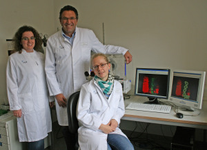 Erstautorin Swantje Liedmann (r.) mit den beiden Leitern der Studie: Privatdozentin Dr. Christina Ehrhardt (l.) und Prof. Dr. Stephan Ludwig