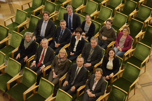 Gruppenbild in der Aula: Das Rektorat hie die neuen Professorinnen und Professoren willkommen.