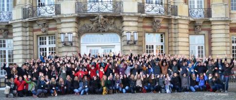 Studierende beim "RISE weltweit"-Alumnitreffen vor dem Schloss der Universitt Mnster