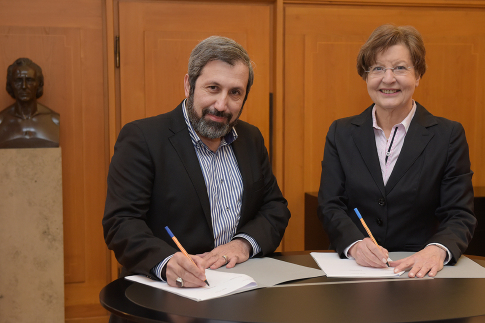 Dr. Mahdi Imanipour und WWU-Rektorin Prof. Dr. Ursula Nelles unterzeichnen den Vertrag zur Einrichtung einer Stiftungsprofessur
