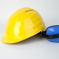 Helm Bauarbeiten Arbeitsschutz Fotolia 40766069 S