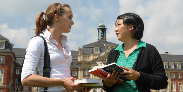 Zwei Studentinnen vor dem Schloss in Münster