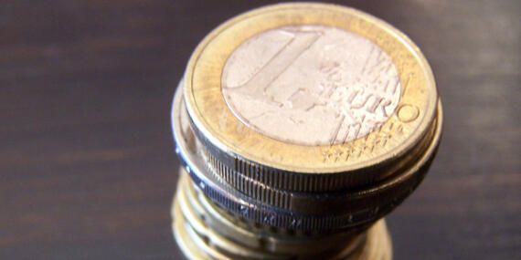 Ein Stapel Ein-Euro-Münzen