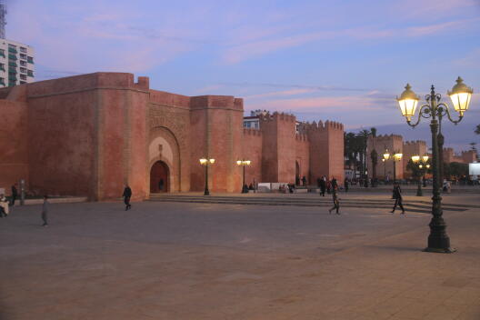 Mauer der Medina in Rabat im Abendlicht
