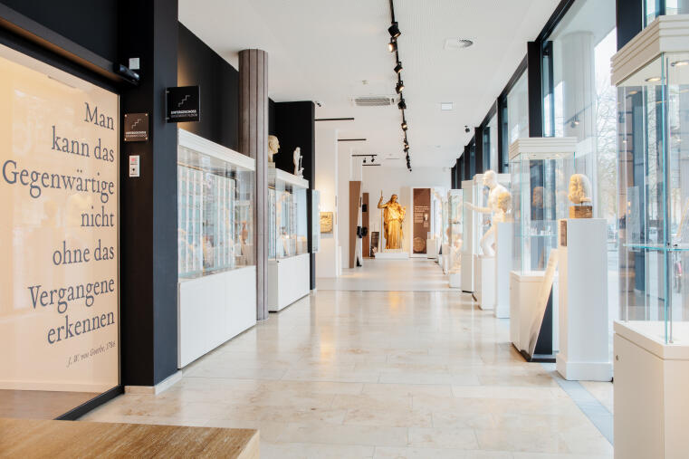 Blick auf den Abguss der Friedensgöttin Eirene/Nike im Erdgeschoss des Museums