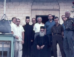 Gruppenbild der Forschungsreisenden um Kurt Aland mit griechisch orthodoxen Mönchen