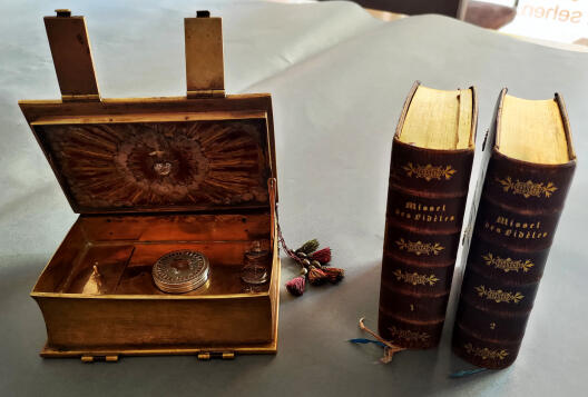 Chrismatorium mit Messbüchern