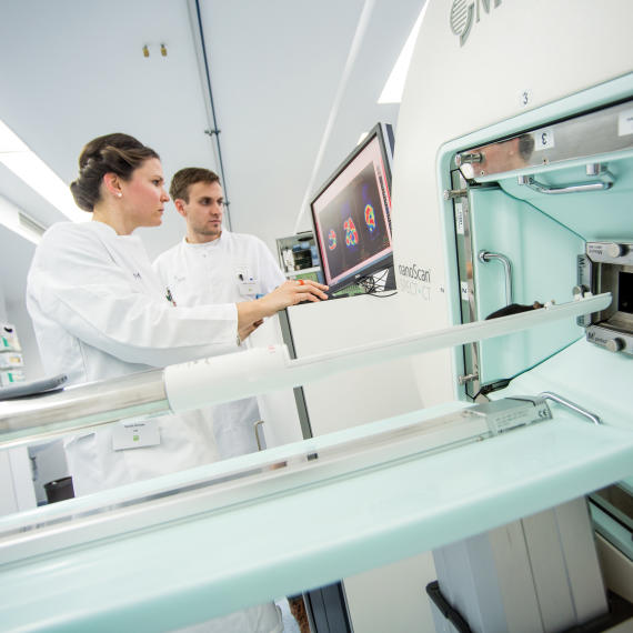 Foto von Menschen, die in einem Labor mit Geräten für die biomedizinische Bildgebung arbeiten