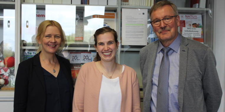 Eva mit Doktormutter Prof. Dr. Annette Marohn und Prüfer Prof. Dr. Bernd Ralle