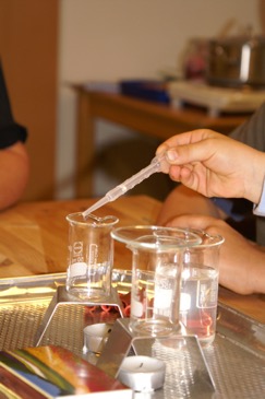 Foto eines Experiments zur Verdunstung und Kondensation von Wasser