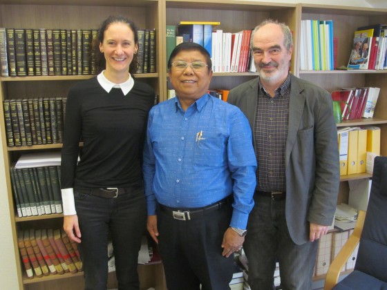 Dr. Madlen Krüger und Prof. Dr. Perry Schmidt-Leukel (r.) begrüßten Prof. Dr. Samuel N. Ling. 