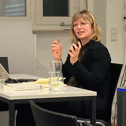 JProf. Dr. Katharina Wörn erläutert Ambiguitätskonzeptionen bei Tillich