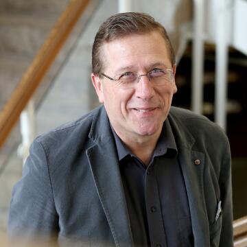 Prof. Dr. Thomas Schüller lächelt in die Kamera
