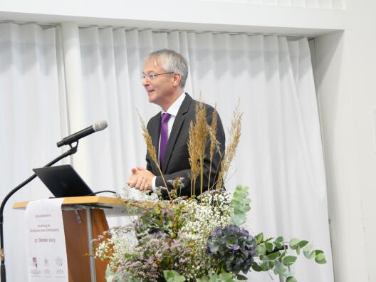 Um 14 Uhr begrüßte Dekan Prof. Dr. Norbert Köster zunächst die Absolvent:innen der verschiedenen Masterstudiengänge für das Lehramt. 