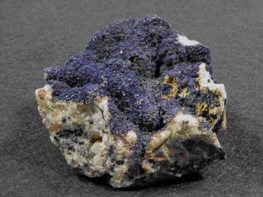 Kleine Kristalle des typisch dunkelblauen Kupferminerals Azurit auf Dolomit.