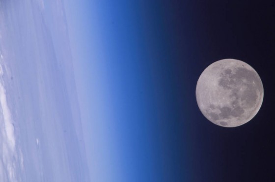 Der Mond, aufgenommen von der Internationalen Raumstation ISS. Links ist der Horizont der Erde zu erkennen.