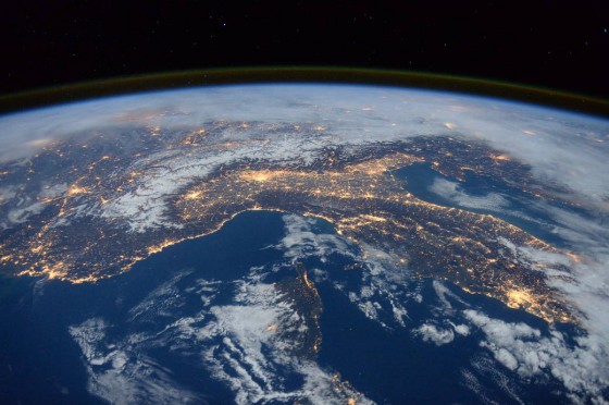Der "blaue Planet" von oben: Blick von der Internationalen Raumstation (ISS) bei Nacht auf das Mittelmeer, Italien und die Alpen 