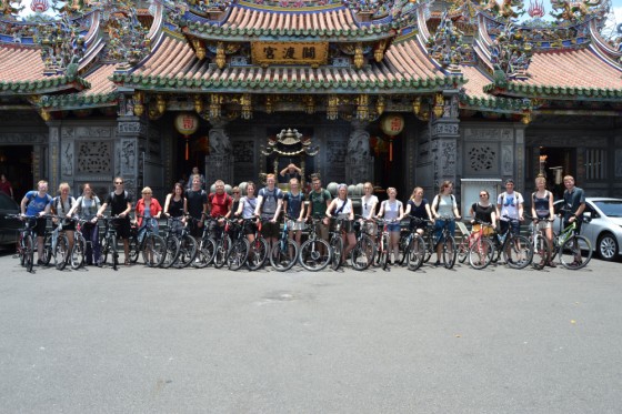Mit den Fahrrädern vor dem Guandu-Tempel 