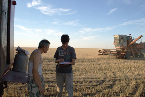 Für ihre Studien befragen die Forscher kasachische Landwirte. (Foto: WWU/Johannes Kamp) 