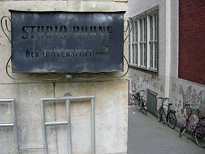 Durchgang zur Studiobühne