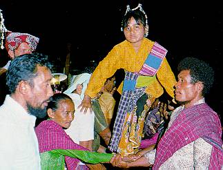 Heiratsritual der Tobelo in Ostindonesien. Afrika und Südostasien stehen im Mittelpunkt der Forschungen des Instituts für Ethnologie.