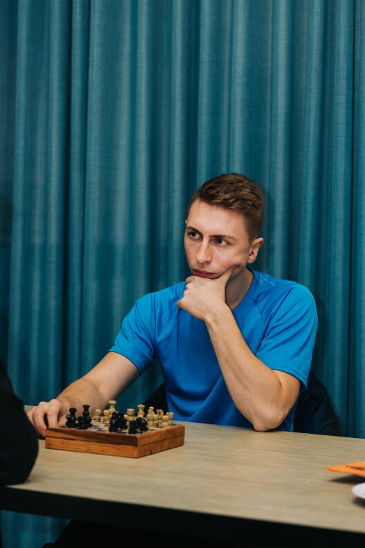 Übungsleiter beim Schachspielen