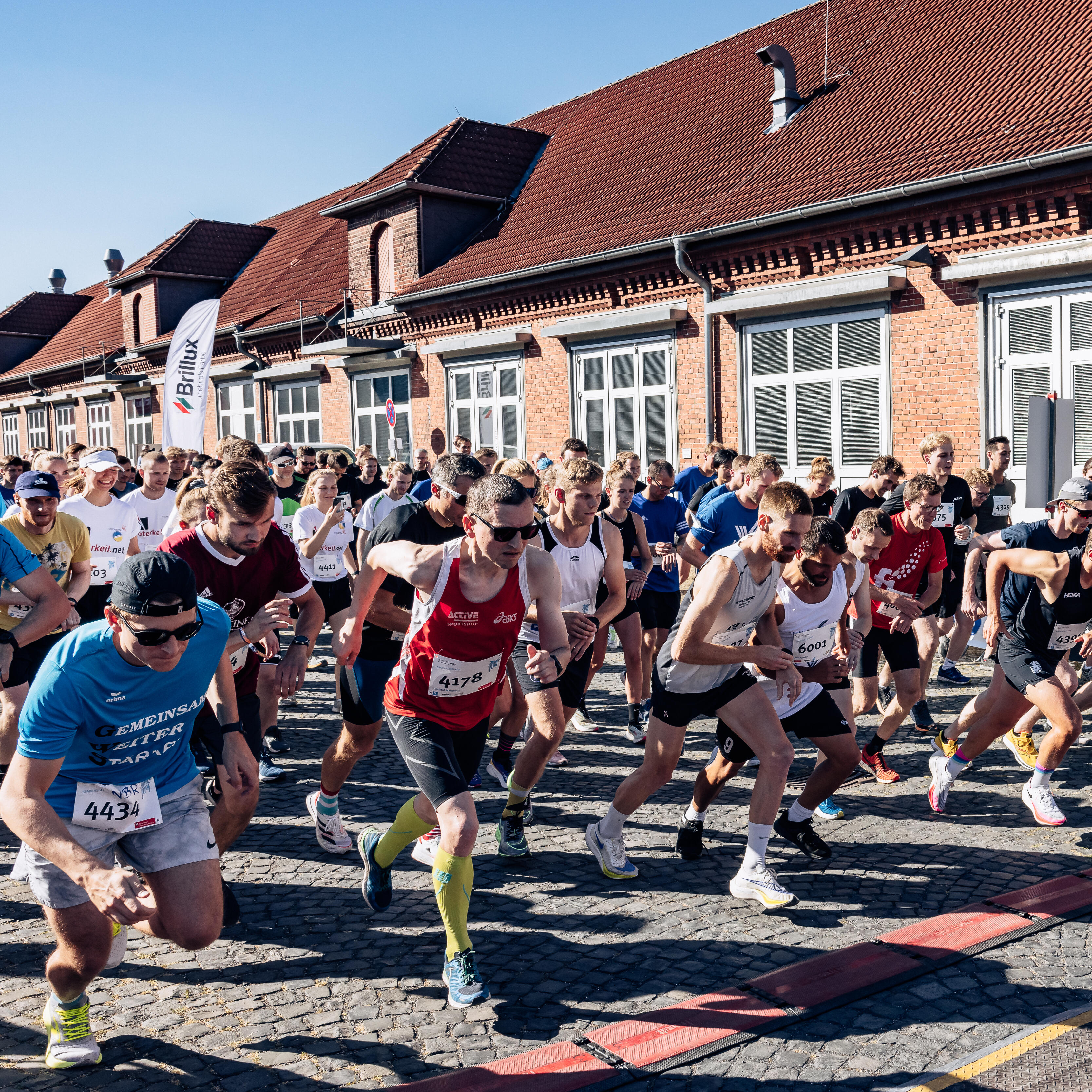 Läuferinnen und Läufer starten beim Leonardo-Campus-Run