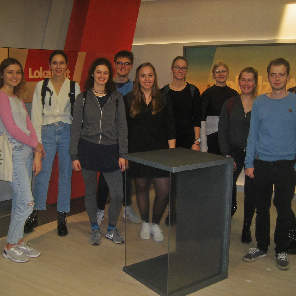 Studierende des IfK im Fernsehstudio des WDR in Münster