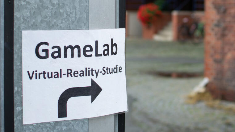 Ein Schild mit der Aufschrift "Gamelab - Virtual Reality Studie"