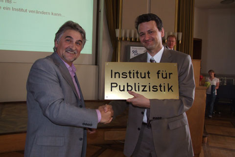 Prof. Wischenberg überreicht Prof. Neuberger das alte Institutsschild 