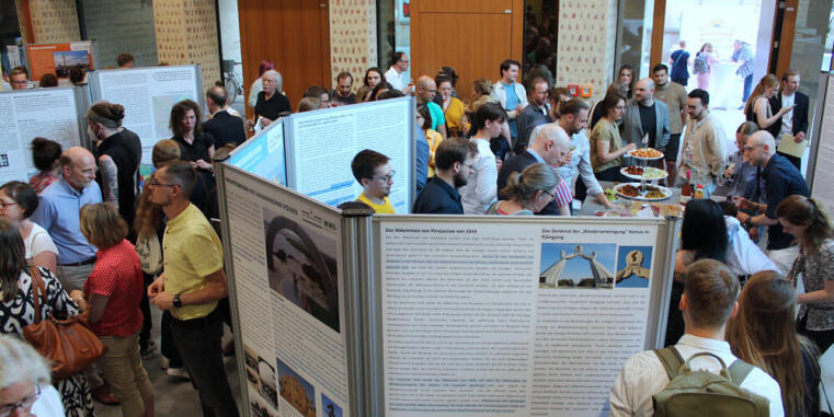 Insgesamt kamen ca. 120 Interessierte zur Eröffnung der Posterausstellung im Foyer des Philosophikums.