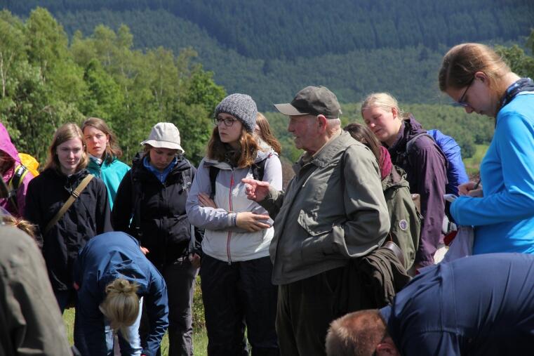 photo - A local stakeholder explains coppice rotation cycles to Landscape Ecology students from Münster.