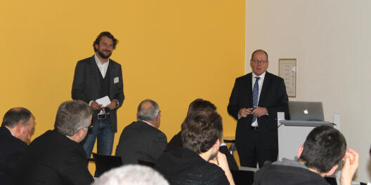 Pascal Noll (links) führte durch die Veranstaltung; hier mit dem ersten Referenten Dirk Vößing (Manz AG)